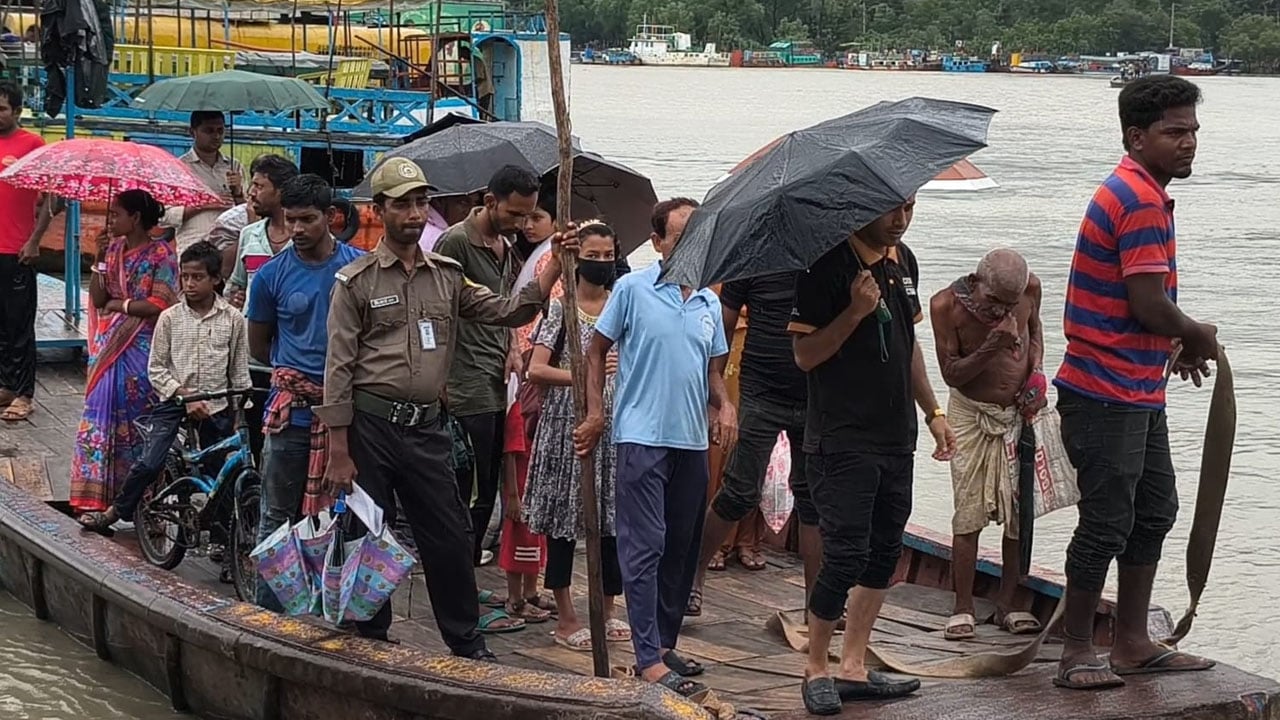 মোংলা বন্দরে ৩ নম্বর বিপদ সংকেত, উপকূলজুড়ে বাড়ছে শঙ্কা