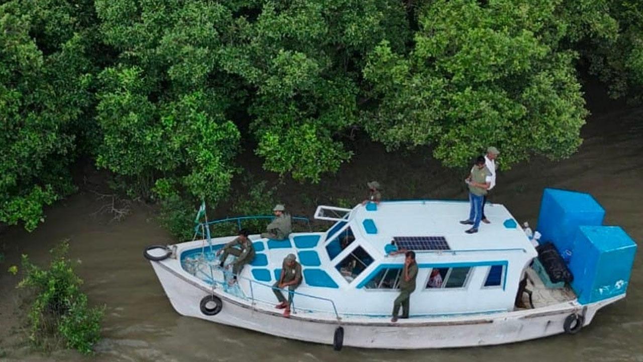 ড্রোন উড়িয়ে জব্দ বিষের বোতলসহ মাছ বোঝাই নৌকা