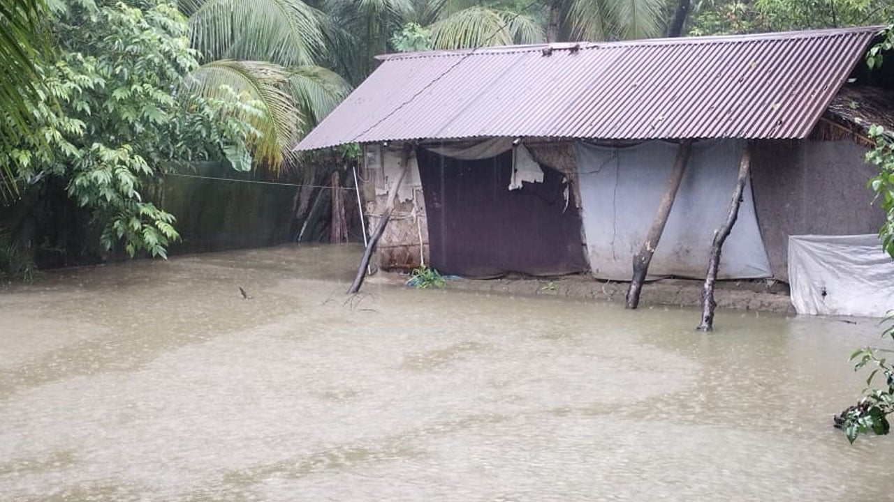 ভারী বর্ষণে তলিয়ে গেছে রাস্তাঘাট, ভাঙছে ঘেরের বেড়া