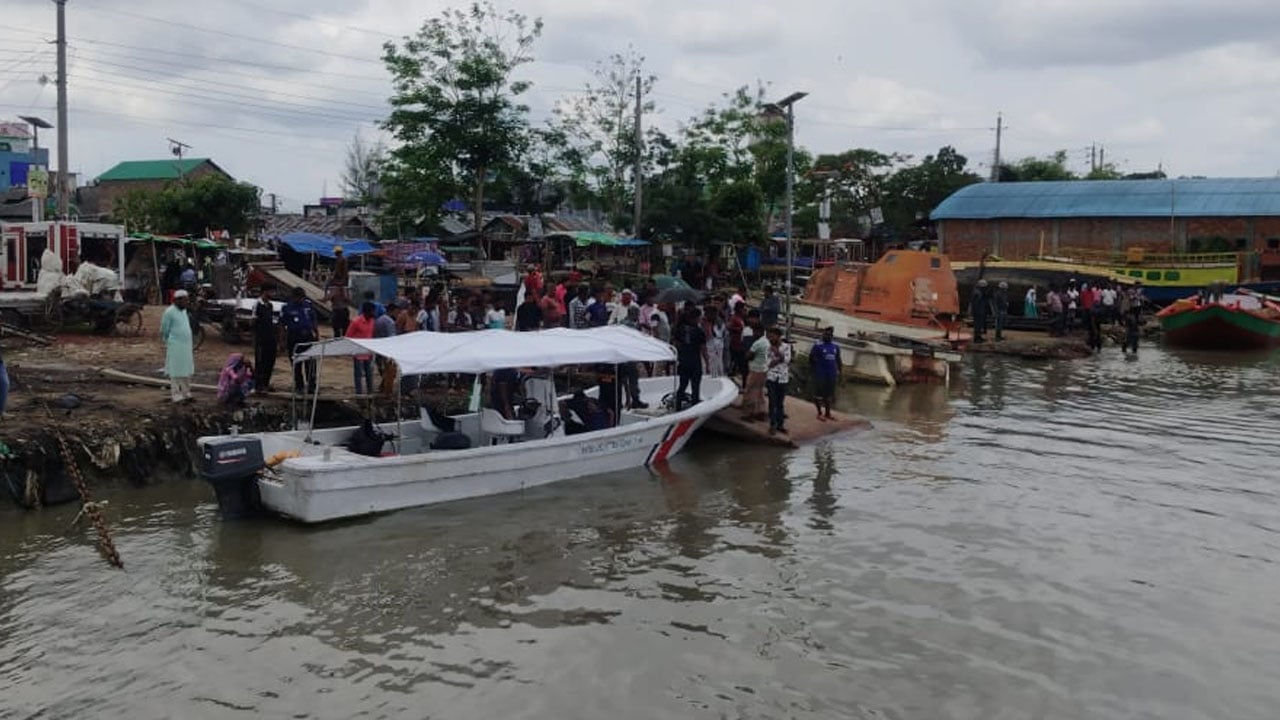 পশুর নদীতে ট্রলার থেকে পড়ে নিখোঁজ মাঝি