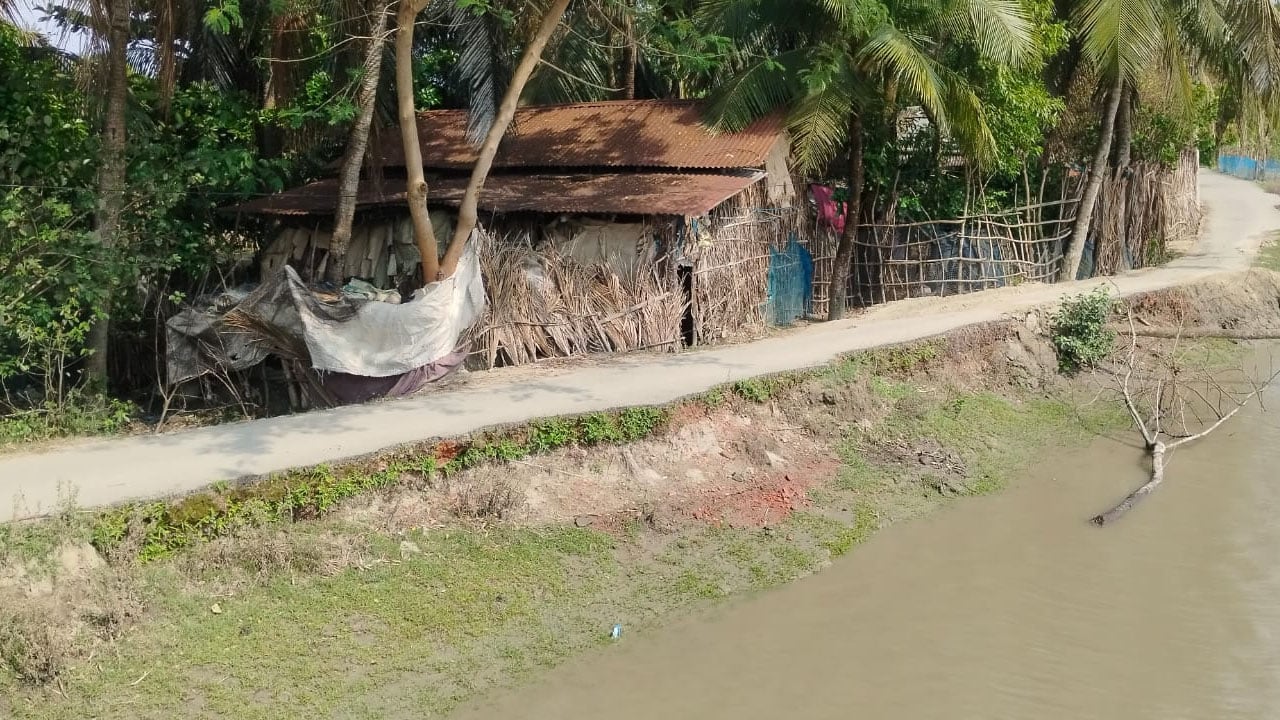 মোংলায় নদীতে বিলীন কোটি টাকার সড়ক
