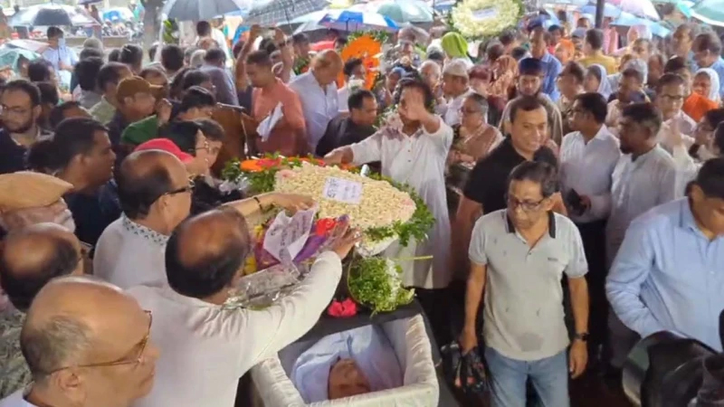 সৈয়দ মনজুরুল ইসলামের কফিনে সর্বস্তরের মানুষের শ্রদ্ধা