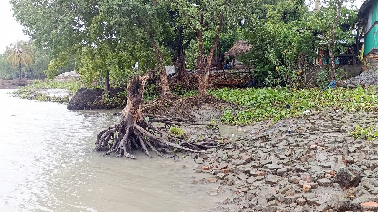 পানগুছি নদীর ভাঙনে হুমকির মুখে ২ হাজার পরিবার