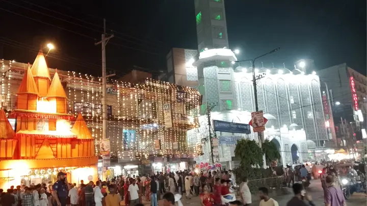 ফেনীতে মাত্র কয়েক গজের ব্যবধানে মসজিদ-মন্দির