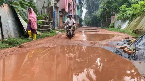 মঠবাড়িয়ায় সড়কের কাজ বন্ধ, বাড়ছে দুর্ভোগ
