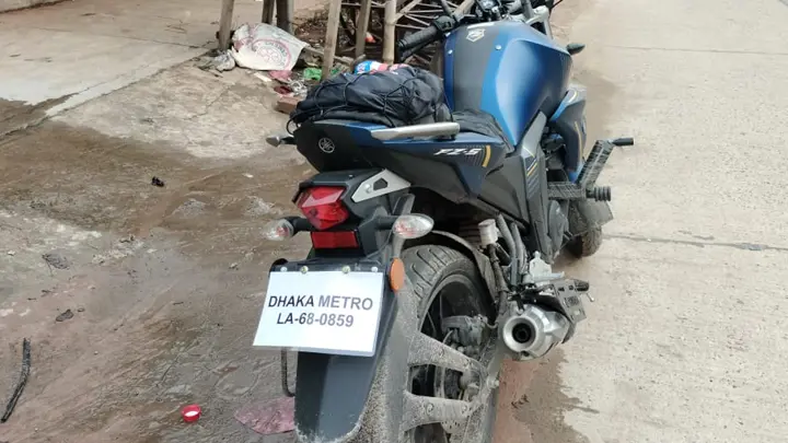 আড়াইহাজারে রামদা ঠেকিয়ে মোটরসাইকেল ছিনতাই