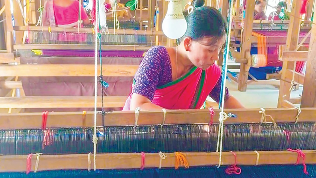 ঈদ সামনে রেখে ব্যস্ত সময় কাটাচ্ছেন মনিপুরী তাঁতশিল্পীরা