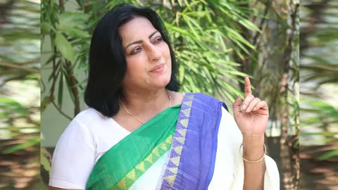‘ফটোসুন্দরী’ থেকে অভিনেত্রী মৌ শিখা