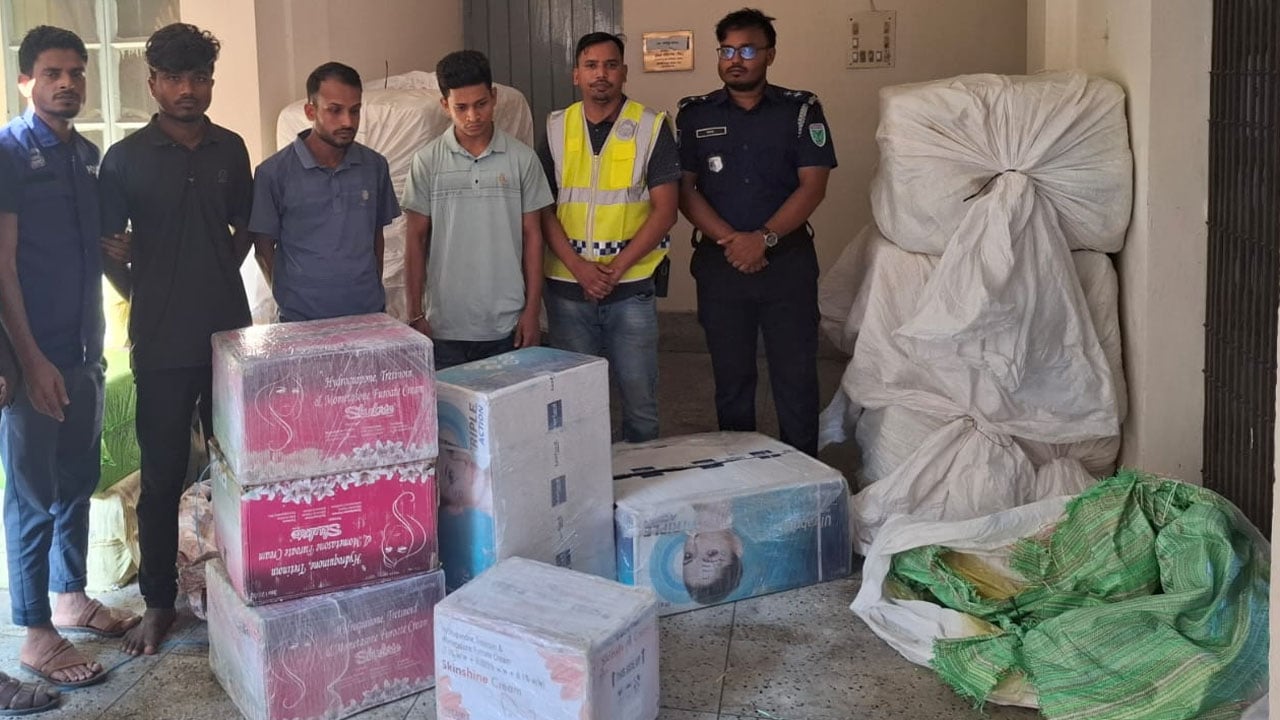 ৩৬ লক্ষাধিক টাকার ভারতীয় পণ্যসহ তিন চোরাকারবারী আটক