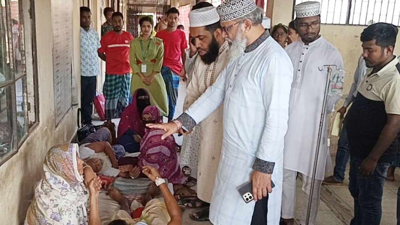 হাসপাতালের ব্যবস্থাপনা ও রোগীদের খোঁজখবর নিলেন এমপি মাসুদ সাঈদী