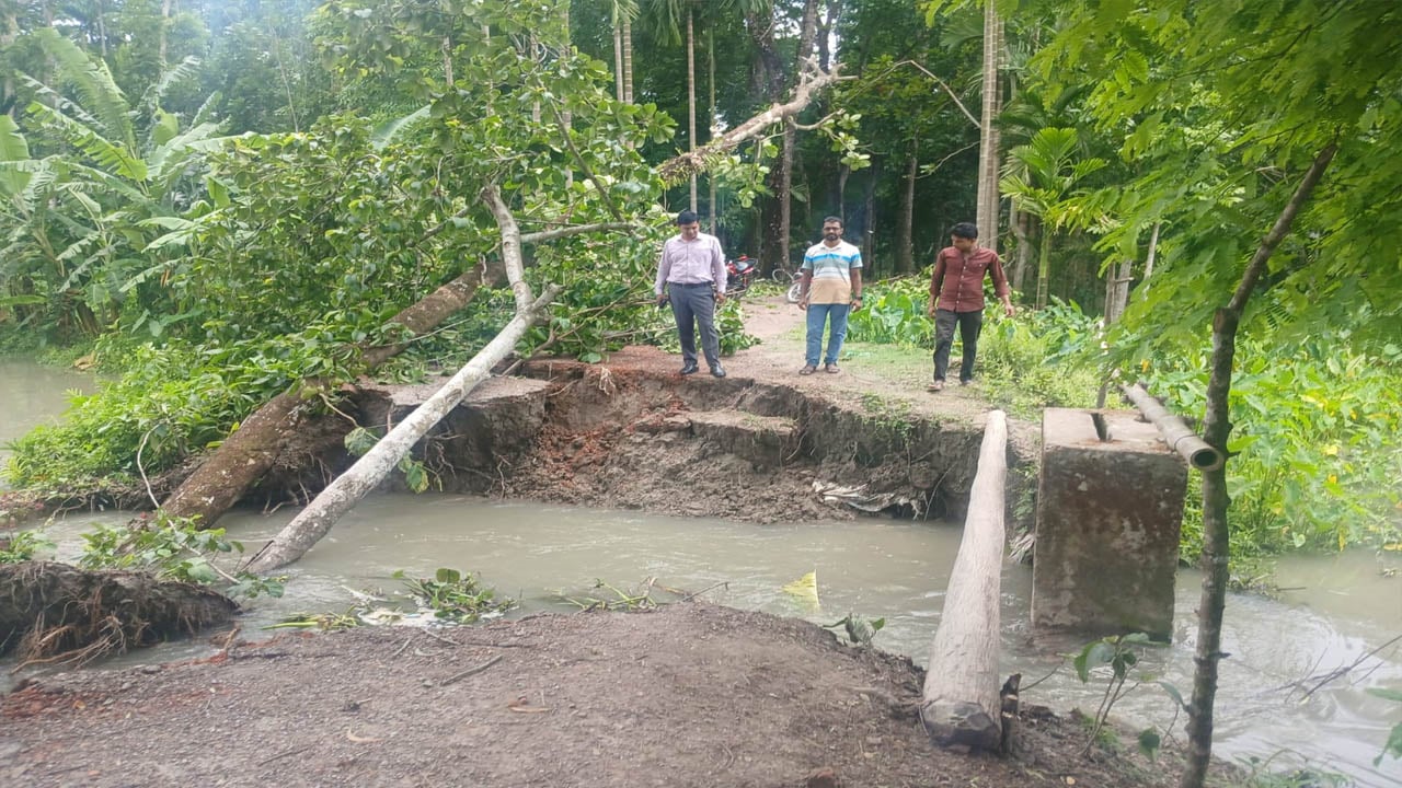মির্জাগঞ্জে সড়ক ভেঙে যোগাযোগ বিচ্ছিন্ন