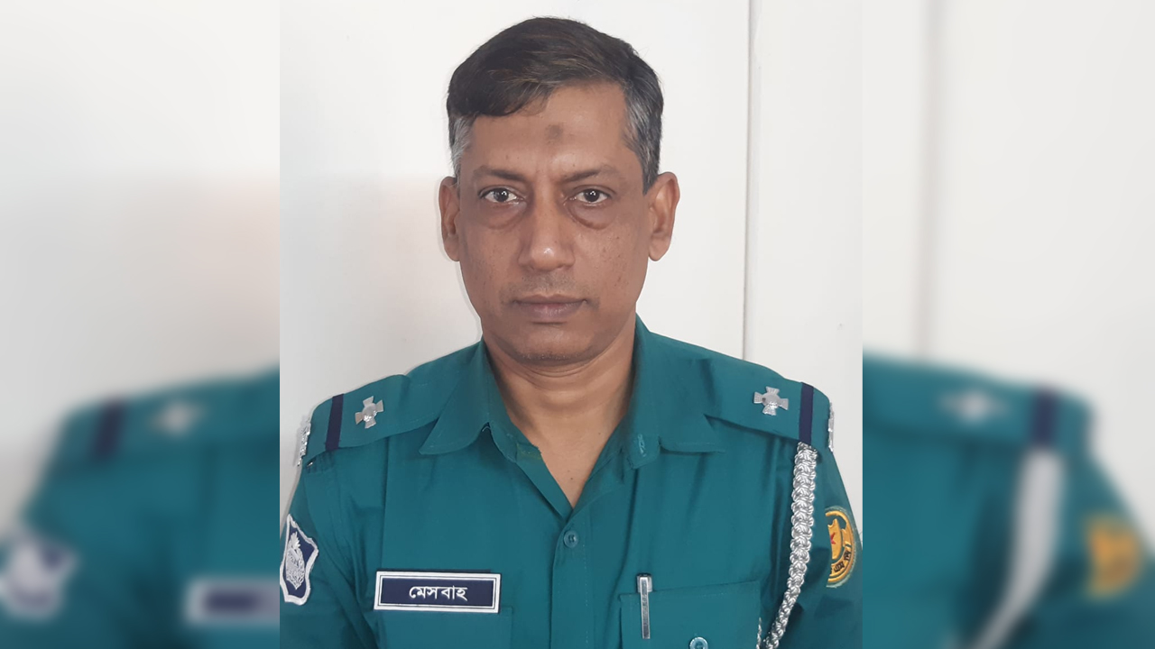 ছুরিকাহত হয়েও ছাড়লেন না ছিনতাইকারীকে: ছুটে গেলেন আইজিপি