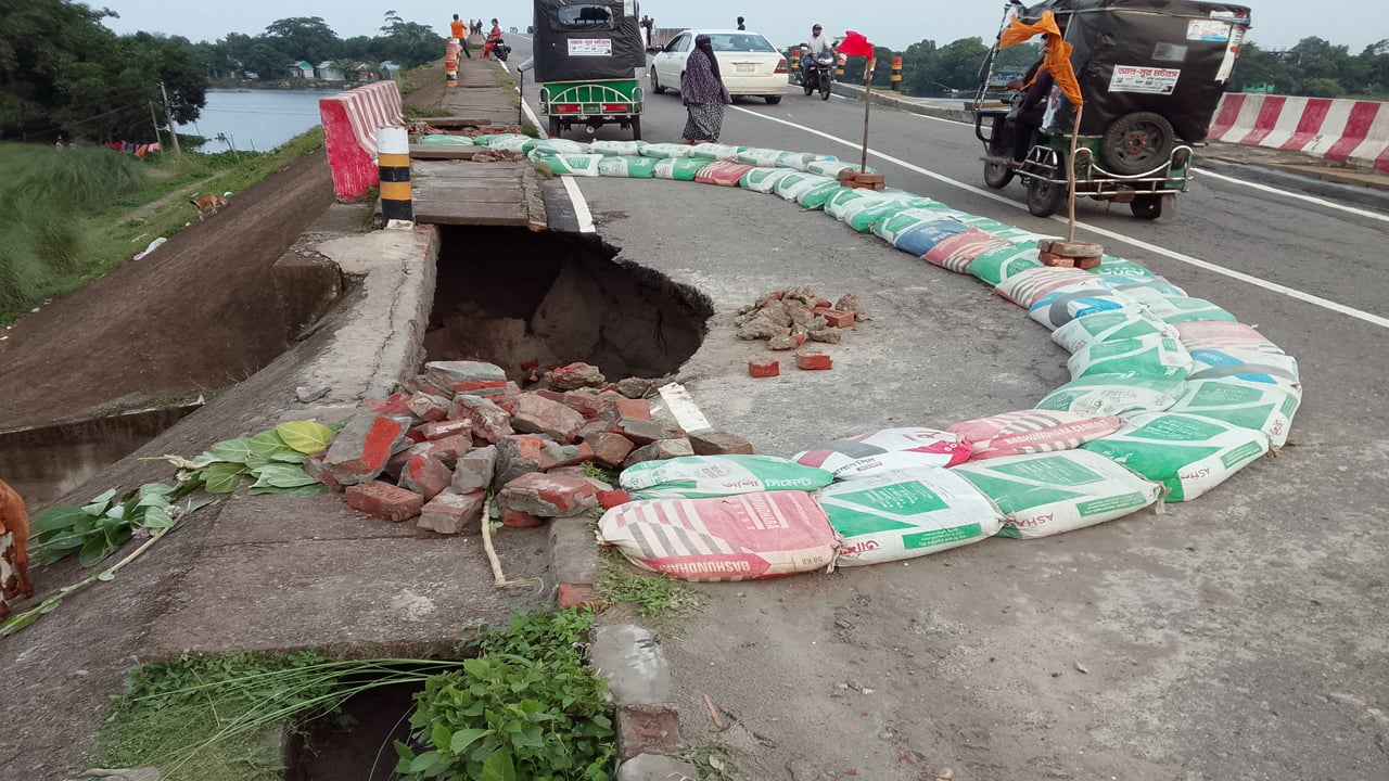 মতলব সেতুর এপ্রোচ সড়কে ভাঙন,  দুর্ঘটনার আশঙ্কা