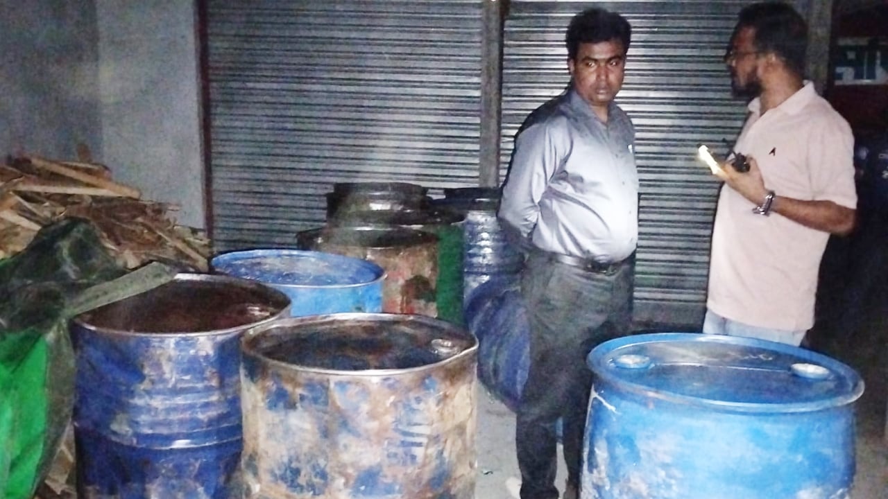 মতলবে ৯ হাজার লিটার ডিজেল জব্দ, ১ লাখ টাকা জরিমানা