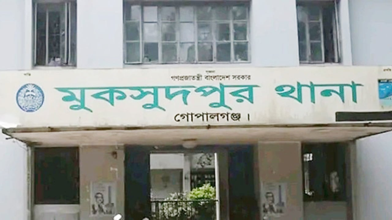 বাস পুকুরে পড়ে চালক নিহত, আহত ১৫