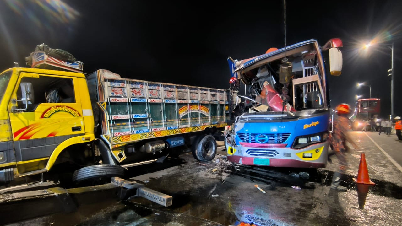 পদ্মা সেতুতে বাস-ট্রাক সংঘর্ষে নিহত ২, আহত ১০