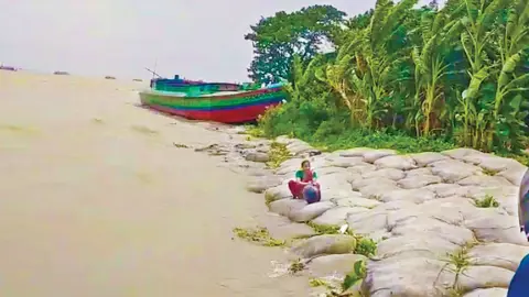 বর্ষায় বেড়েছে নদীভাঙন, ভিটেমাটি হারিয়ে বাস্তুহারা হচ্ছে মানুষ