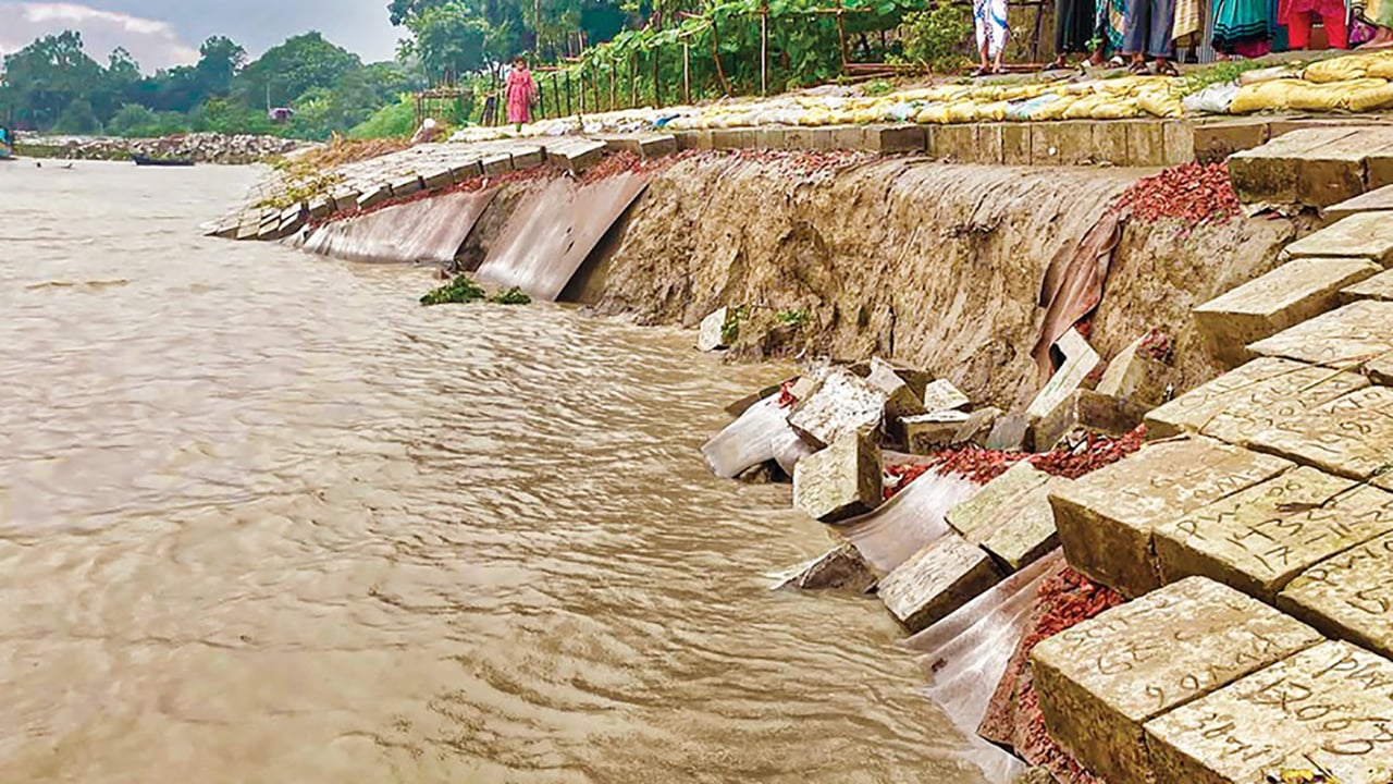 পদ্মার গতিপথ পরিবর্তনে ভাঙন আতঙ্কে নদীপাড়ের মানুষ
