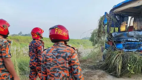 ঢাকা-মাওয়া এক্সপ্রেসওয়েতে বাস খাদে পড়ে নিহত ৩