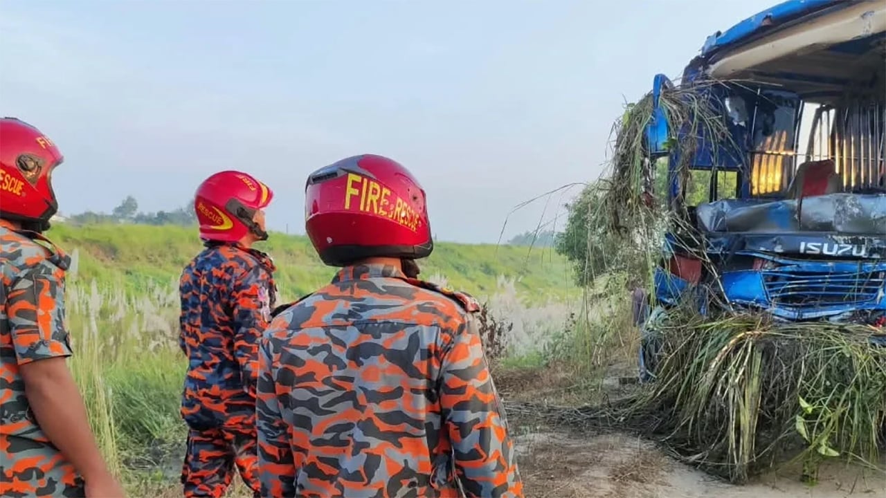 ঢাকা-মাওয়া এক্সপ্রেসওয়েতে বাস খাদে পড়ে নিহত ৩, আহত ১৬
