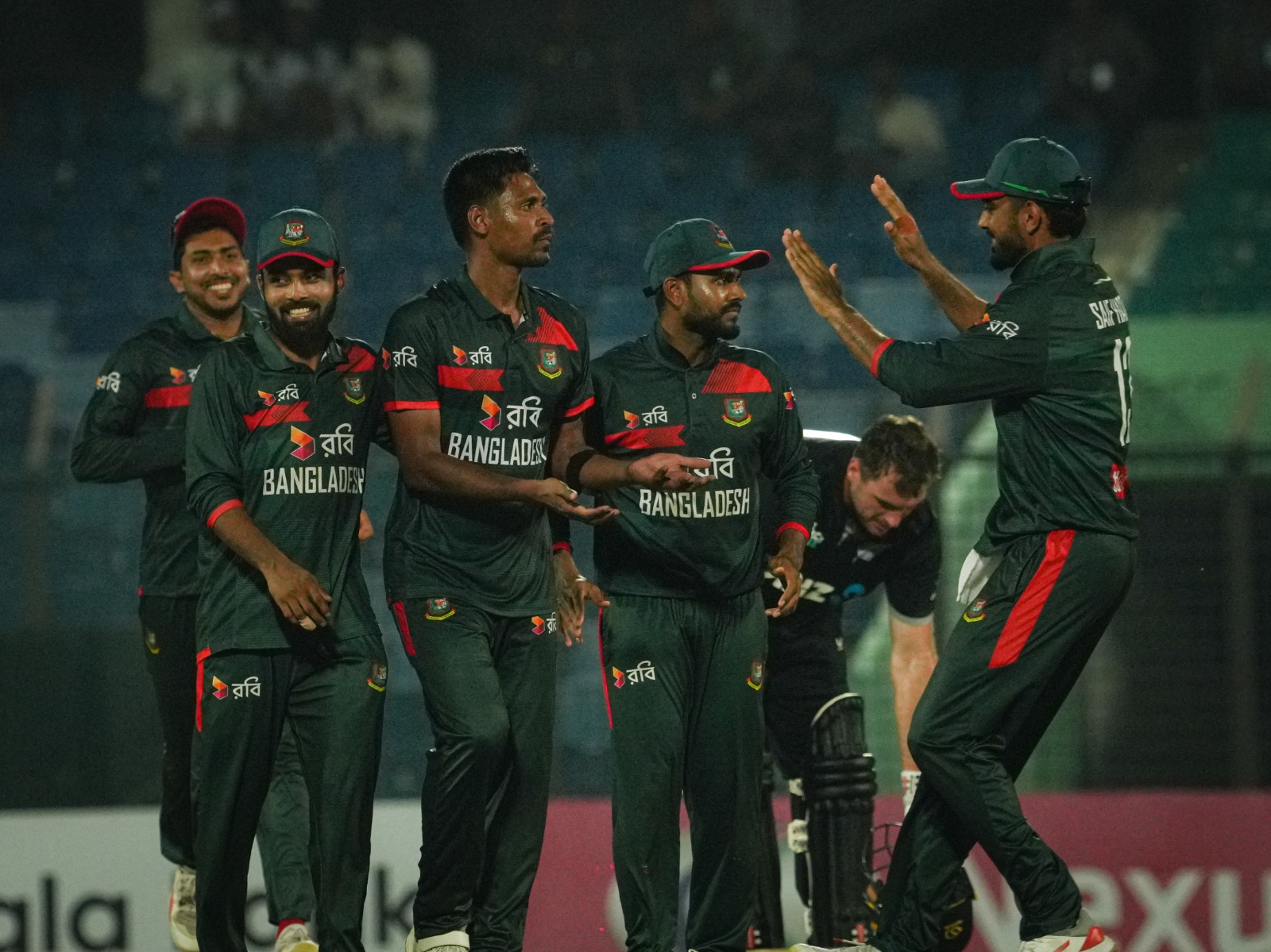 মোস্তাফিজের দাপটে সিরিজ বাংলাদেশের