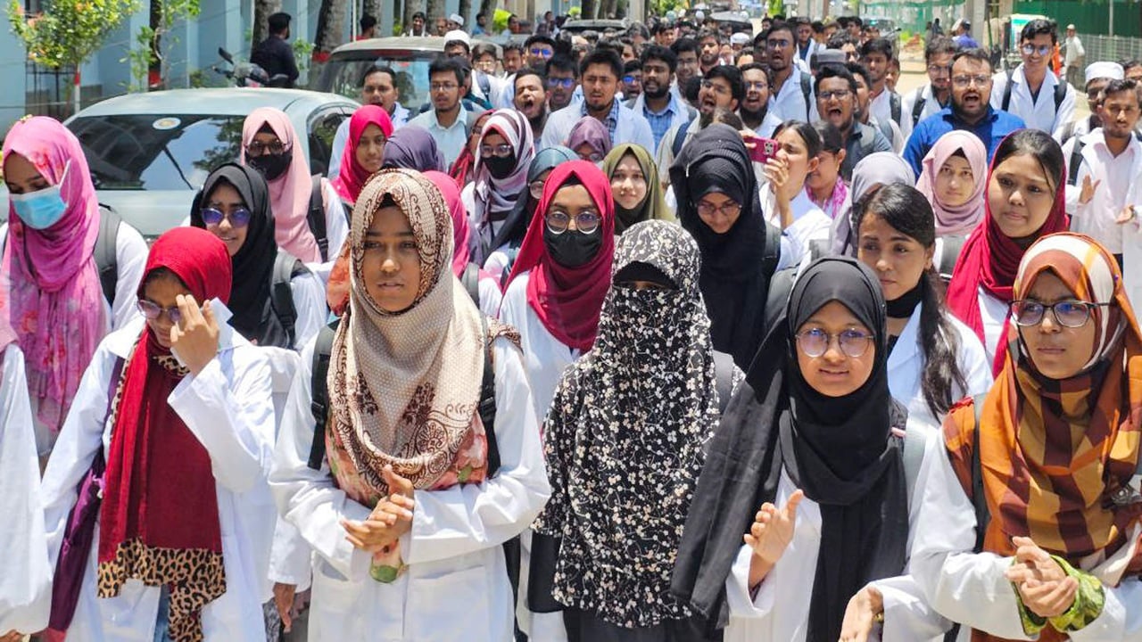 সোহাগ হত্যার দ্রুত বিচার দাবিতে ময়মনসিংহে ছাত্র-জনতার বিক্ষোভ