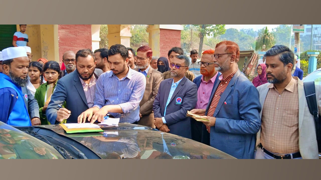 ময়মনসিংহের ডিসির অশোভন আচরণ