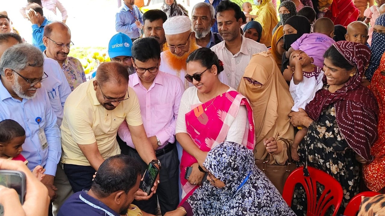 ময়মনসিংহে হামের টিকাদান কেন্দ্রে উপচেপড়া ভিড়, স্বস্তিতে অভিভাবকরা