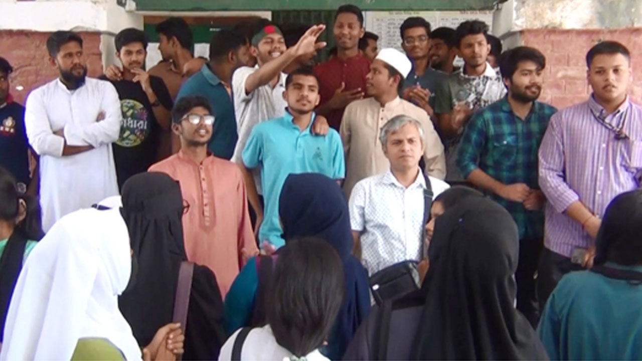 ময়মনসিংহে ডিসি অফিস ঘেরাও করে শিক্ষার্থীদের বিক্ষোভ