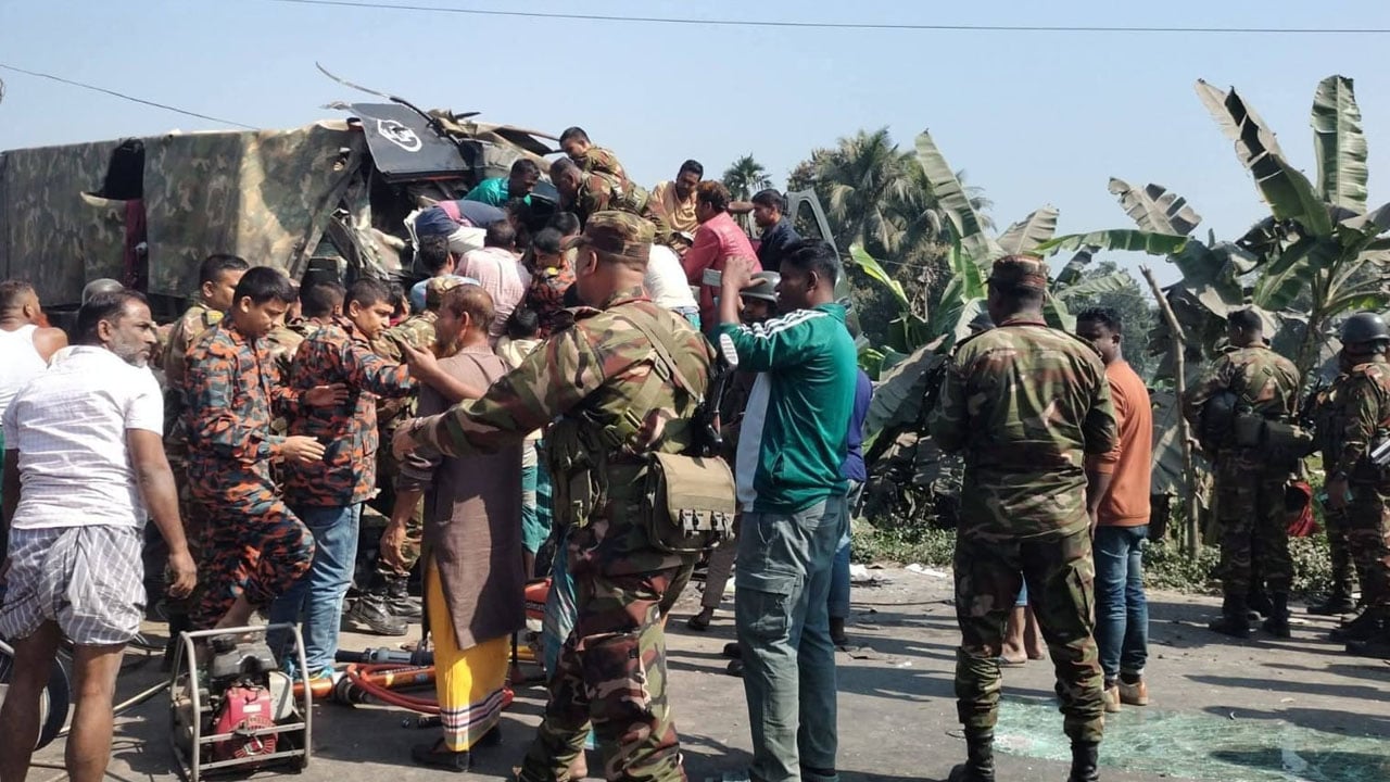ময়মনসিংহে সেনাবাহিনীর ট্রাক-বাসের সংঘর্ষে নিহত ২