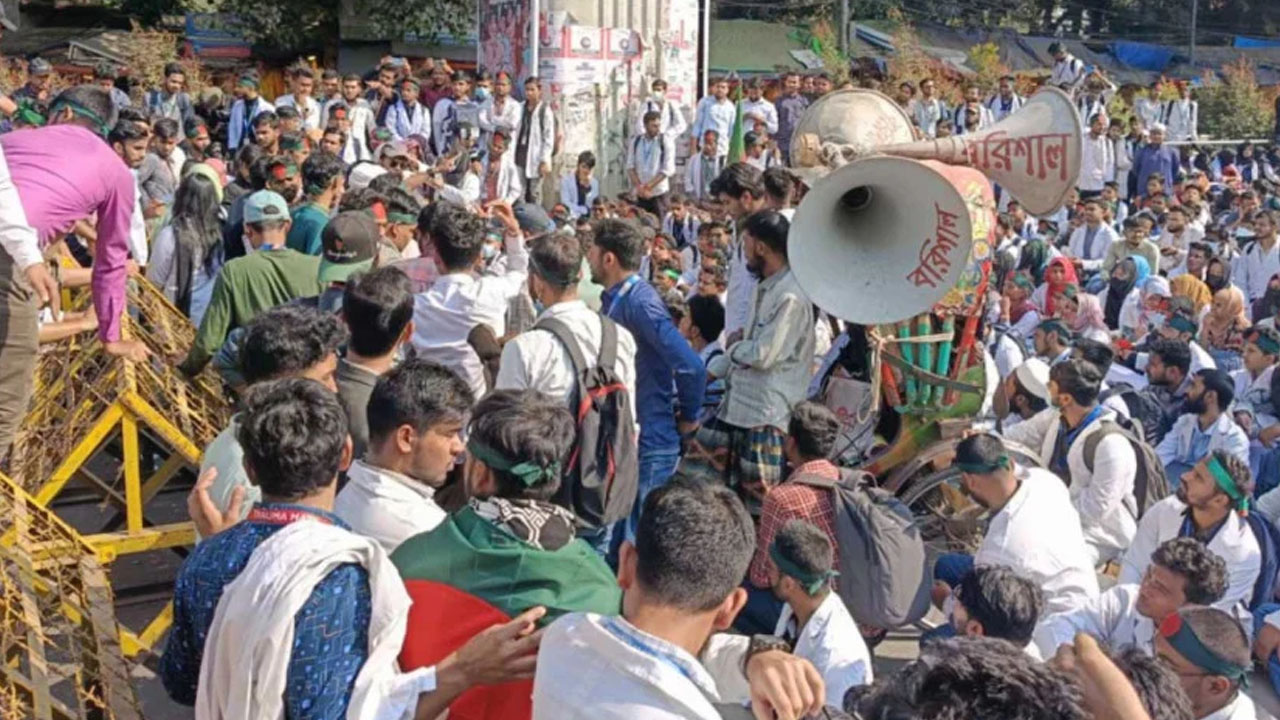 পুলিশ ব্যারিকেড ভেঙে সচিবালয় অভিমুখে লং মার্চ ম্যাটস শিক্ষার্থীদের