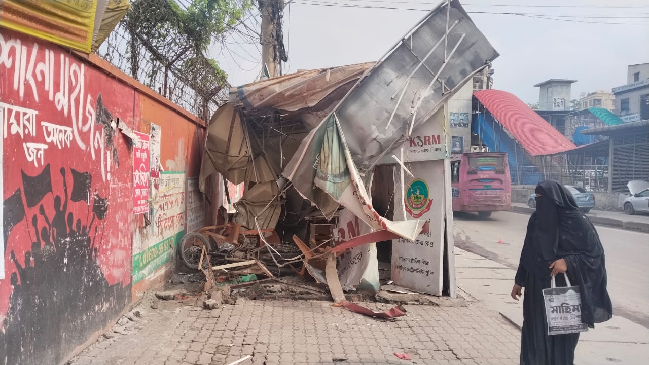 টঙ্গীতে অল্পের জন্য প্রাণ রক্ষা দুই পুলিশের