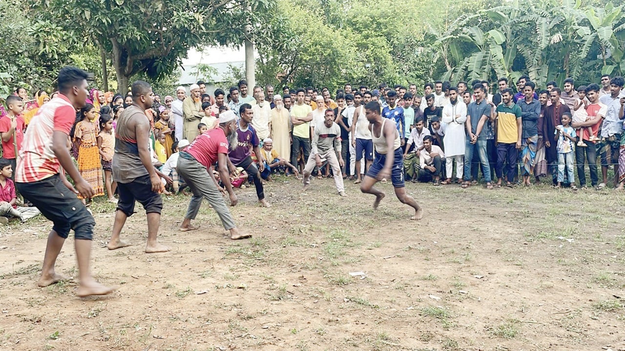 পাকুন্দিয়ায় শ্বশুর-জামাই টিমের খেলা দেখলেন হাজারো মানুষ