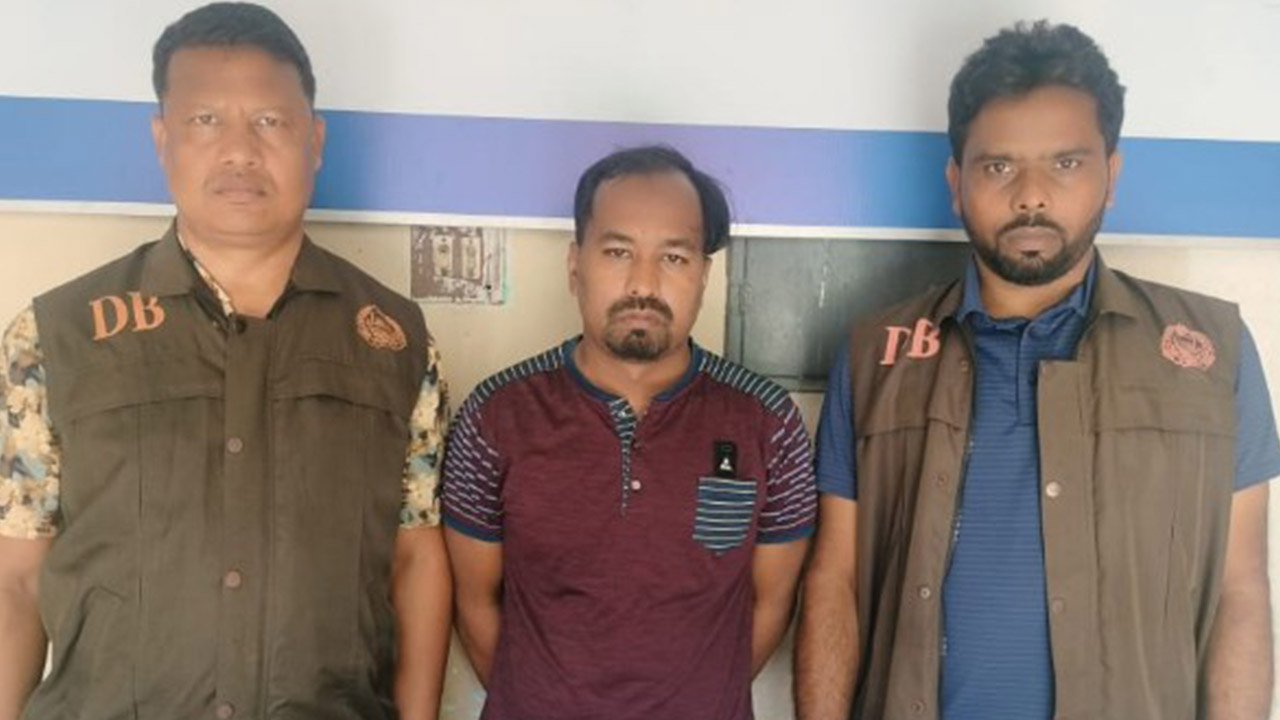 বগুড়ায় বিদেশি পিস্তলসহ শীর্ষ সন্ত্রাসী রহিম গ্রেপ্তার