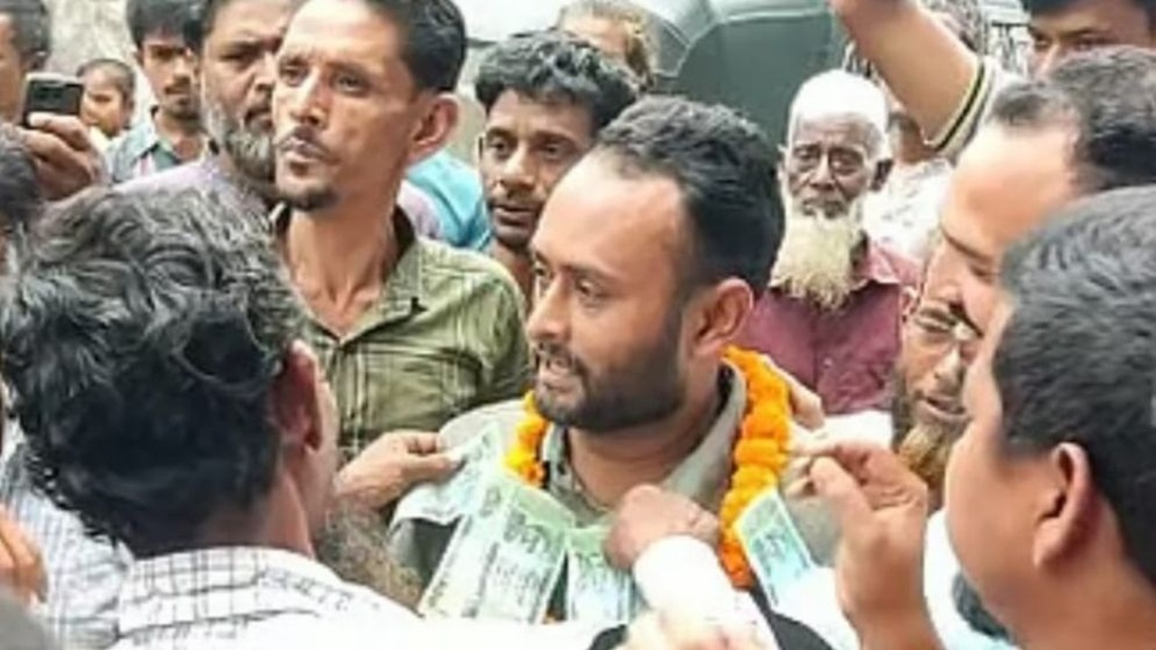 স্বেচ্ছাসেবক দলের নেতার গলায় টাকার মালা, ভিডিও ভাইরাল