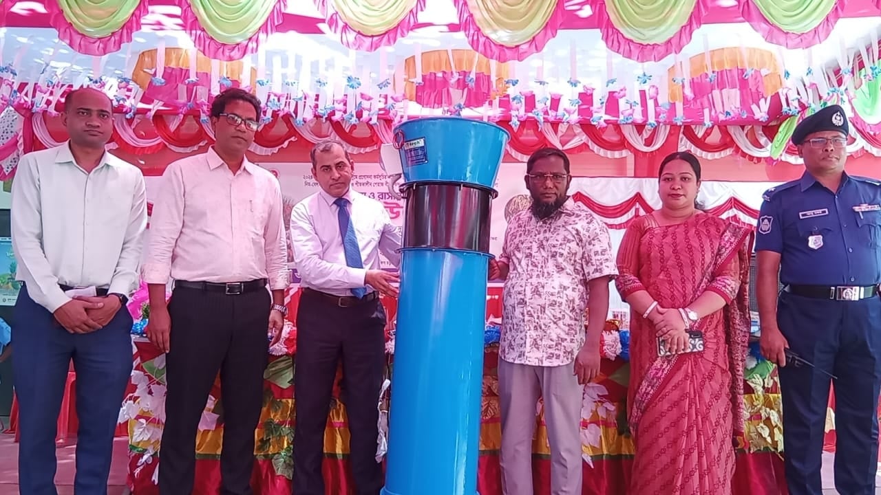 শ্রীপুরে ৫ হাজার মানুষকে বীজ সার কৃষি উপকরণ চারা বিতরণ