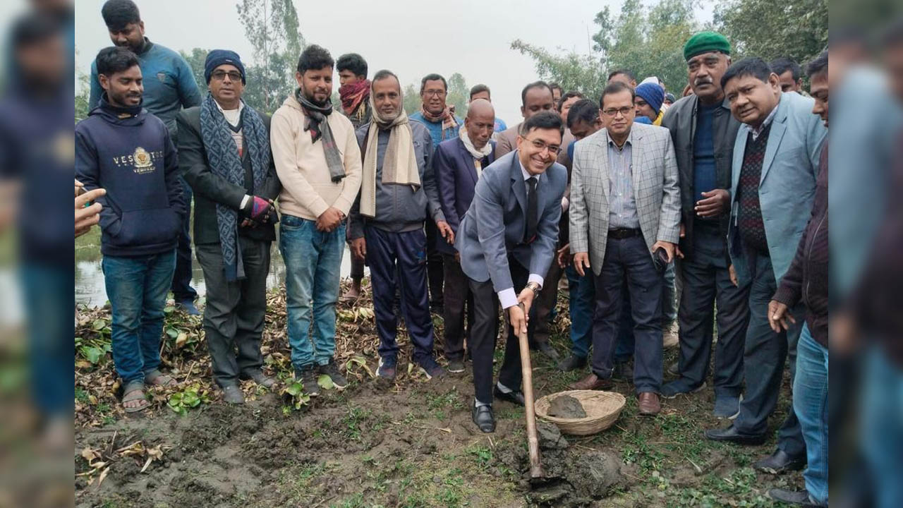 নীলফামারীতে চওড়া বিলের পলি অপসারণ কাজ শুরু