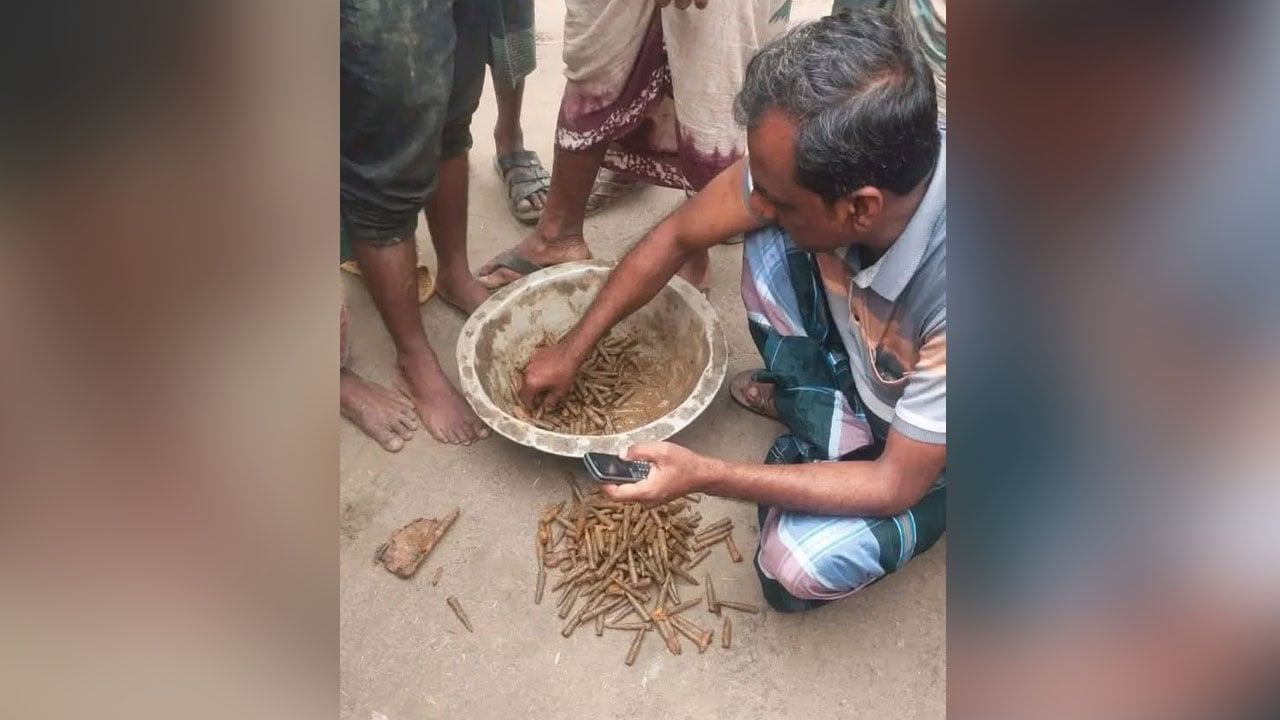নওগাঁয় মাটির নিচে লুকিয়ে রাখা ৩২৫ রাউন্ড গুলি উদ্ধার