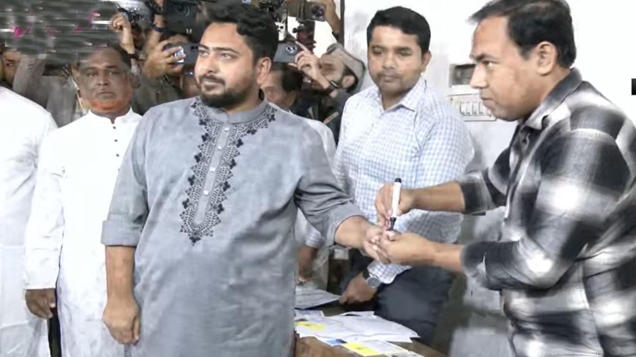 ভোট দিলেন এনসিপির আহ্বায়ক নাহিদ ইসলাম