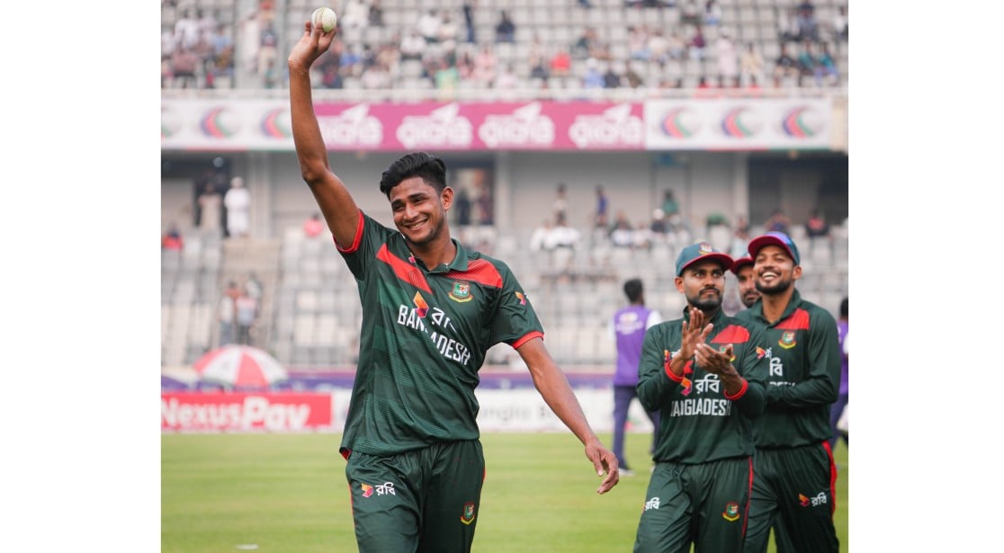 বিধ্বংসী নাহিদে চুরমার পাকিস্তানের ব্যাটিং