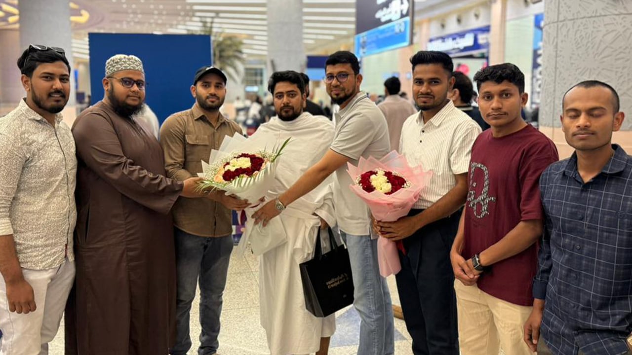 ওমরাহ করতে সৌদি আরব পৌঁছেছেন নাহিদ ইসলাম