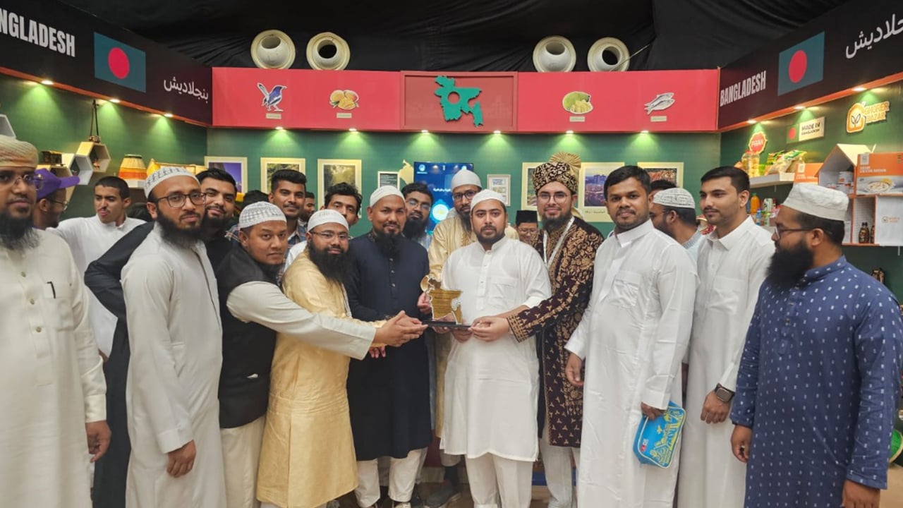 মদীনায় মেলার বাংলাদেশ প্যাভেলিয়ন পরিদর্শন করেন নাহিদ ইসলাম