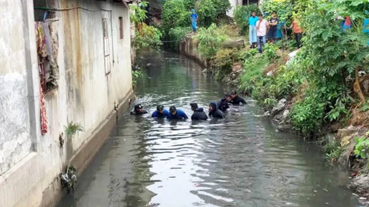 চট্টগ্রামে ১৪ ঘণ্টা পর নালায় নিখোঁজ শিশুর লাশ উদ্ধার