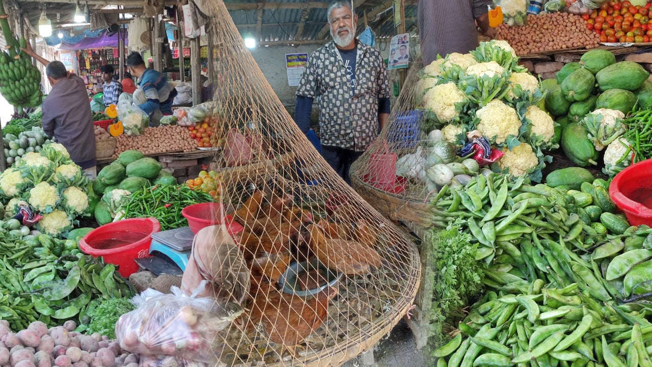 রমজানের শুরুতেই নওগাঁয় অস্থির নিত্যপণ্যের বাজার