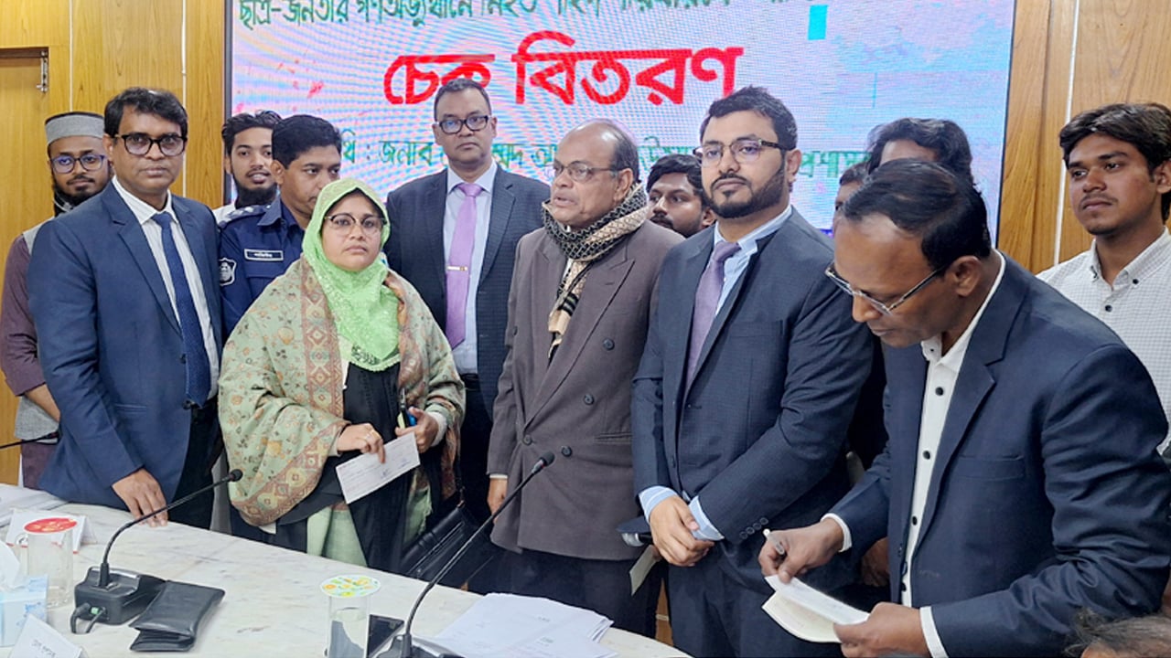 জুলাই বিপ্লবে নওগাঁর শহীদদের পরিবারকে আর্থিক সহায়তা