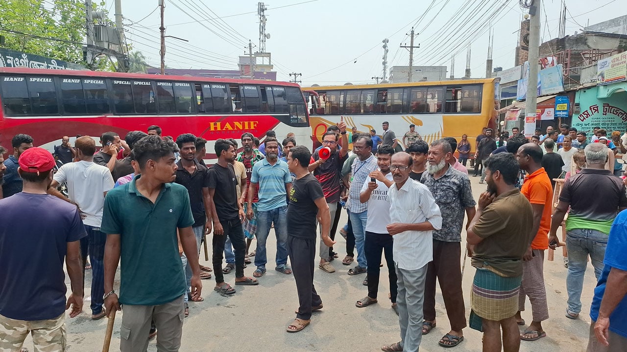 চালককে মারধর, নওগাঁয় দূরপাল্লার বাস চলাচল বন্ধ