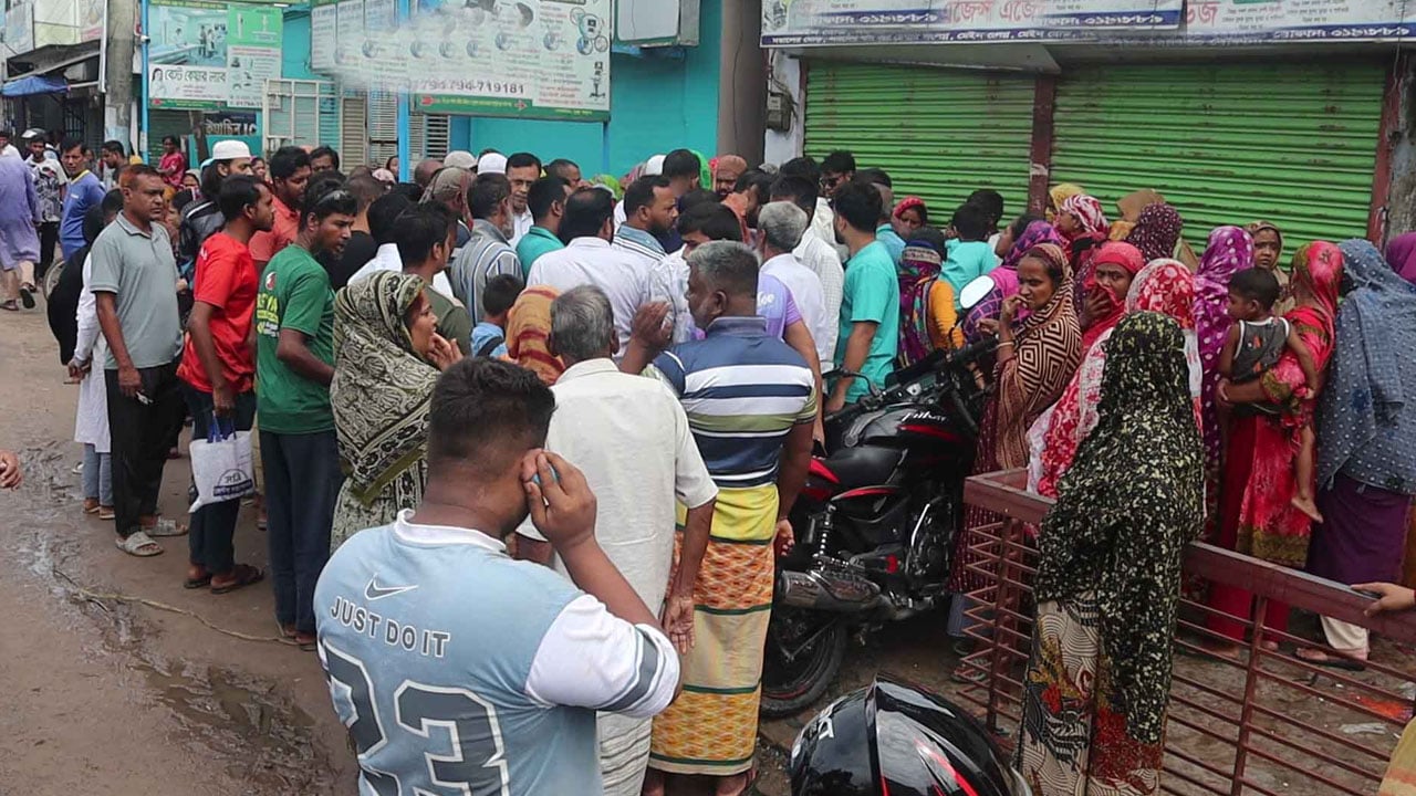 নওগাঁয় বিআরটিসি বাসচাপায় শিক্ষক নিহত