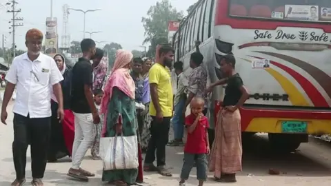 প্রশাসনের মধ্যস্থতায় নওগাঁয় চার দিন পর বাস ও সিএনজি চলাচল স্বাভাবিক