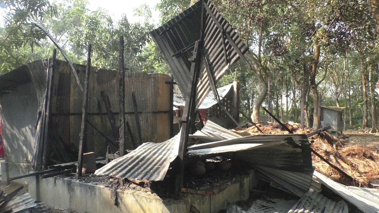 নড়াইলে রাতের আঁধারে বিএনপি নেতার বাড়িতে আগুন