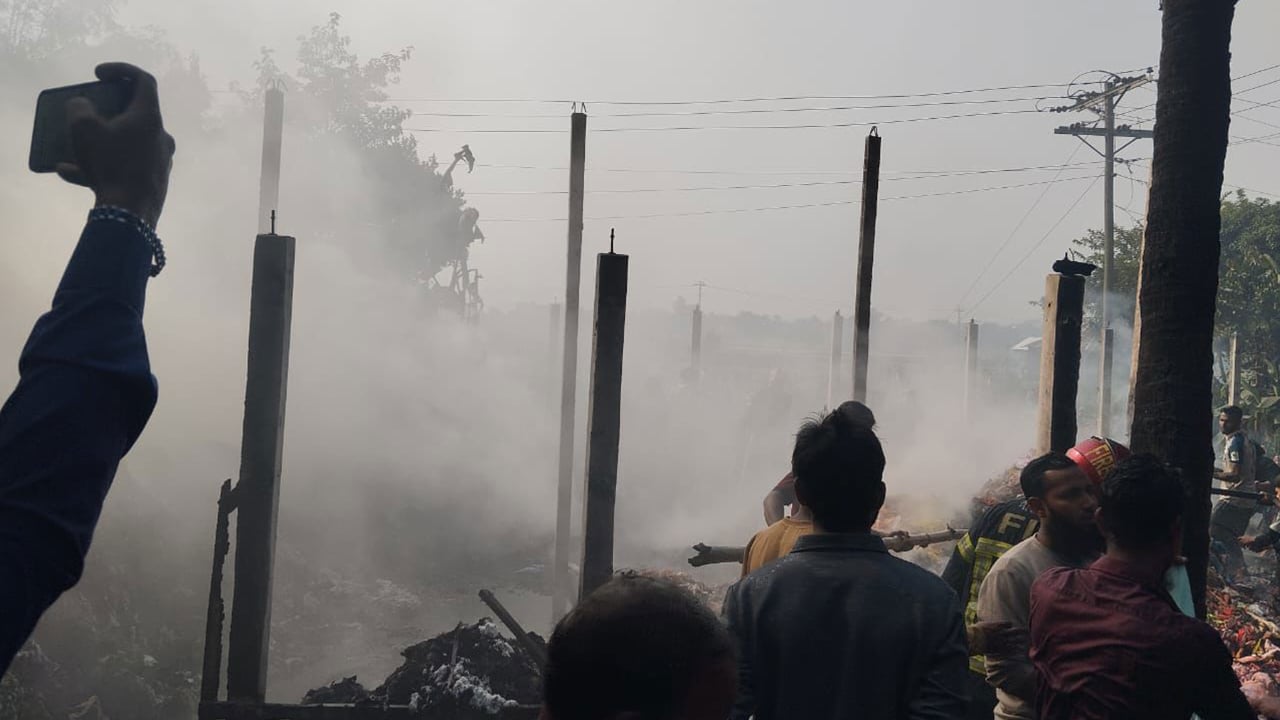 আড়াইহাজারে অগ্নিকাণ্ডে ১০ লাখ টাকার ক্ষতি